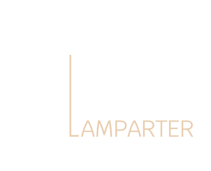 Lisa Lamparter in der ersten Zeile, in der zweiten das Wort  Hausverwaltung. Über den Wörtern ein Haus aus Linien. Farben: weiß und beige