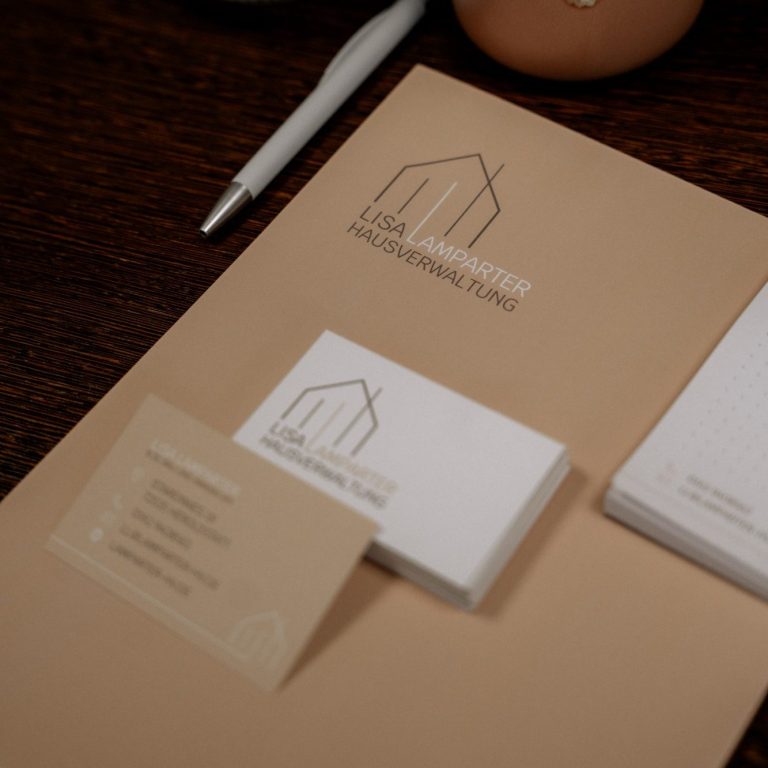 Mappe in beige, Visitenkarten auf der Vorderseite weiß mit Logo, die Rückseite ist beige mit Adressdaten